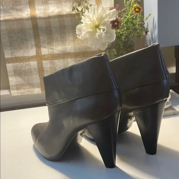 Pour La Victoire Gray Heeled Boots with Curved Heel - Picture 13 of 16